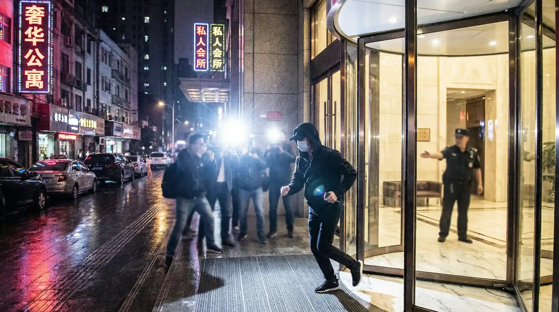 暗网吃瓜 - 公寓楼下记者围堵